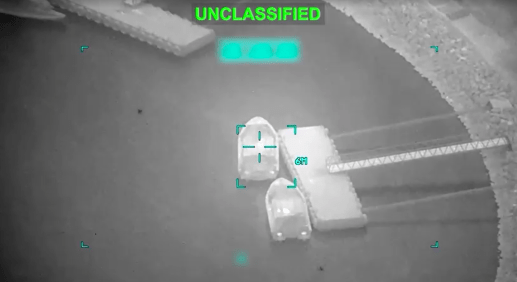 Imagens divulgadas pelo Comando Central dos EUA mostra ataques a embarcações do Irã