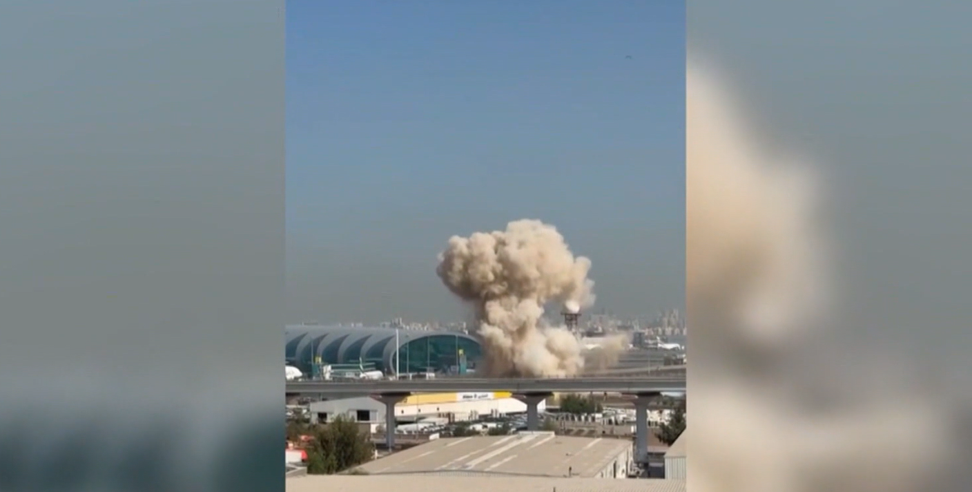Momento em que um drone atingiu área próxima a um terminal do Aeroporto Internacional de Dubai na manhã deste sábado (7)