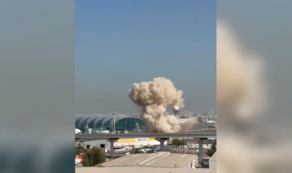 Momento em que um drone atingiu área próxima a um terminal do Aeroporto Internacional de Dubai na manhã deste sábado (7)
