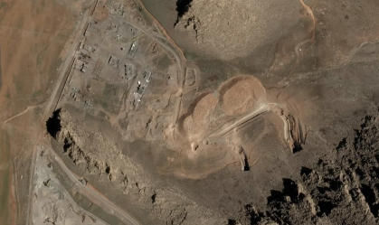 Imagens de satélite mostram edifícios destruídos, estradas cheias de crateras e entradas de túneis bloqueadas em uma base de mísseis ao norte de Kermanshah, Irã, em 9 de março