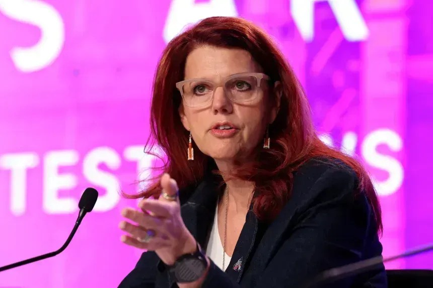 Charlie Blackwell-Thompson, diretor de lançamento da Artemis II, discursa durante uma coletiva de imprensa no Centro Espacial Kennedy, perto de Cabo Canaveral, na Flórida, em fevereiro • Brendan McDermid/Reuters
