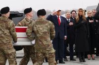 Corpos de militares americanos mortos no Irã retornam aos EUA em cerimônia