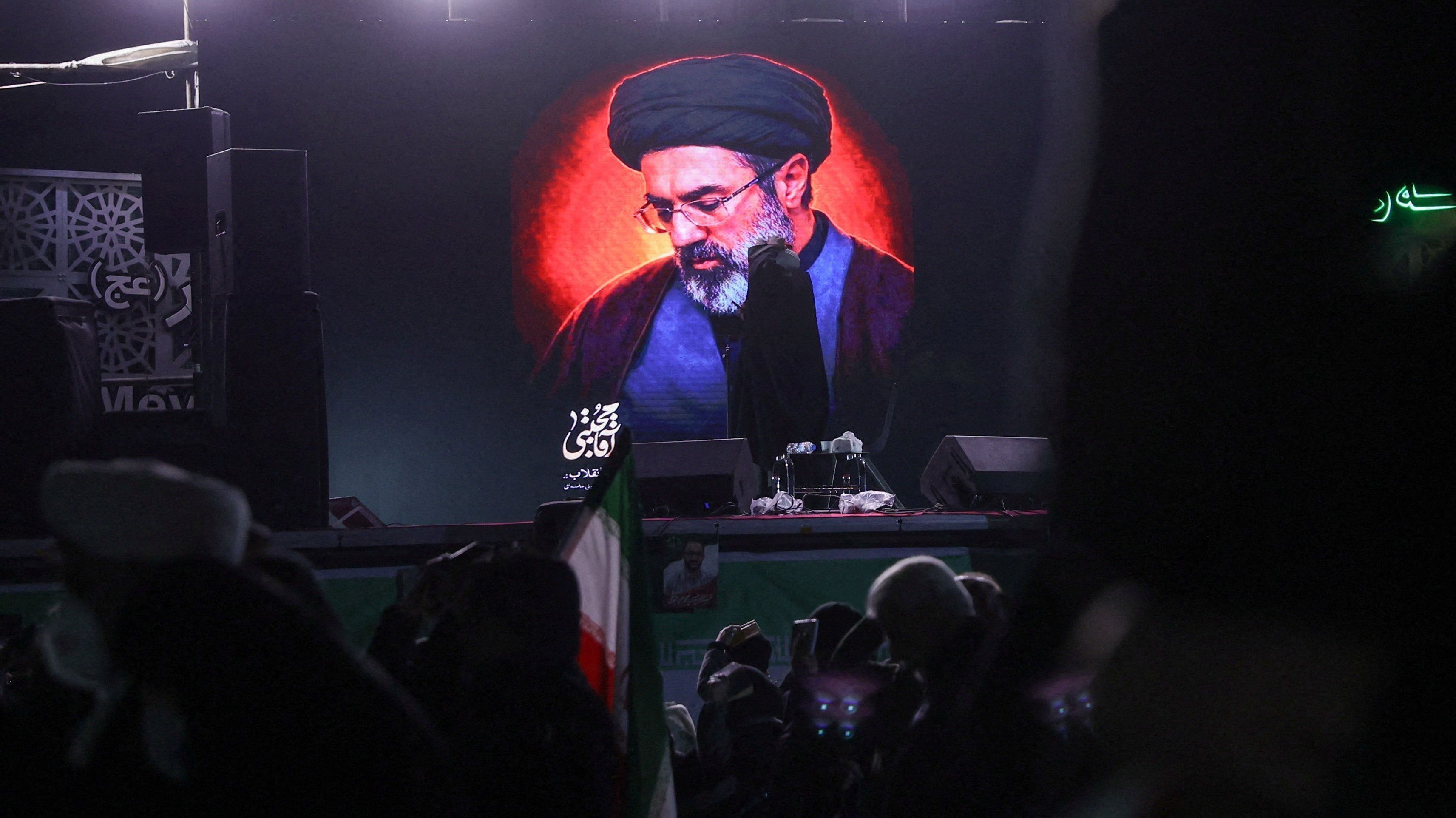 Foto de Mojtaba Khamenei é exibida em tela em Teerã, no Irã