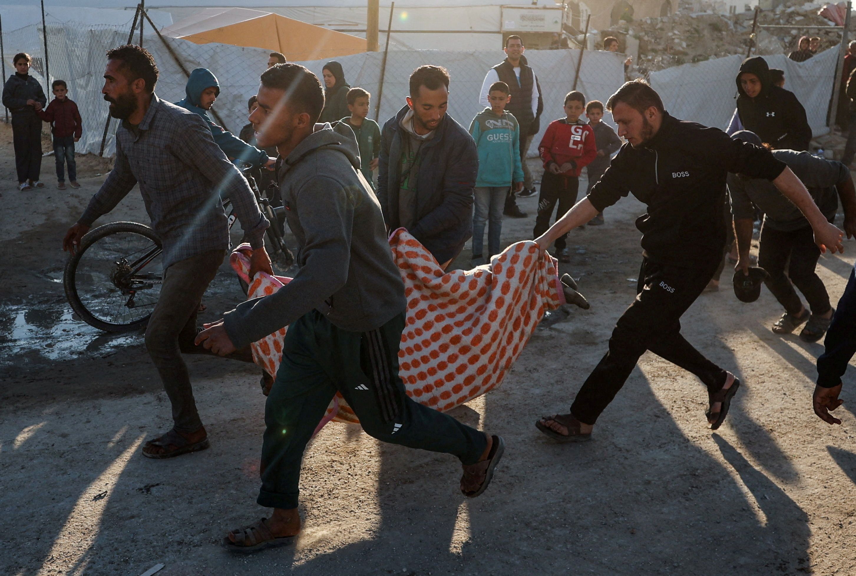Palestinos carregam vítima de ataque na Cidade de Gaza