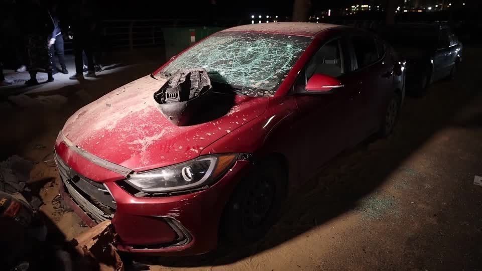 Carro danificado após ataque israelense na orla de Ramlet al-Baida, Beirute