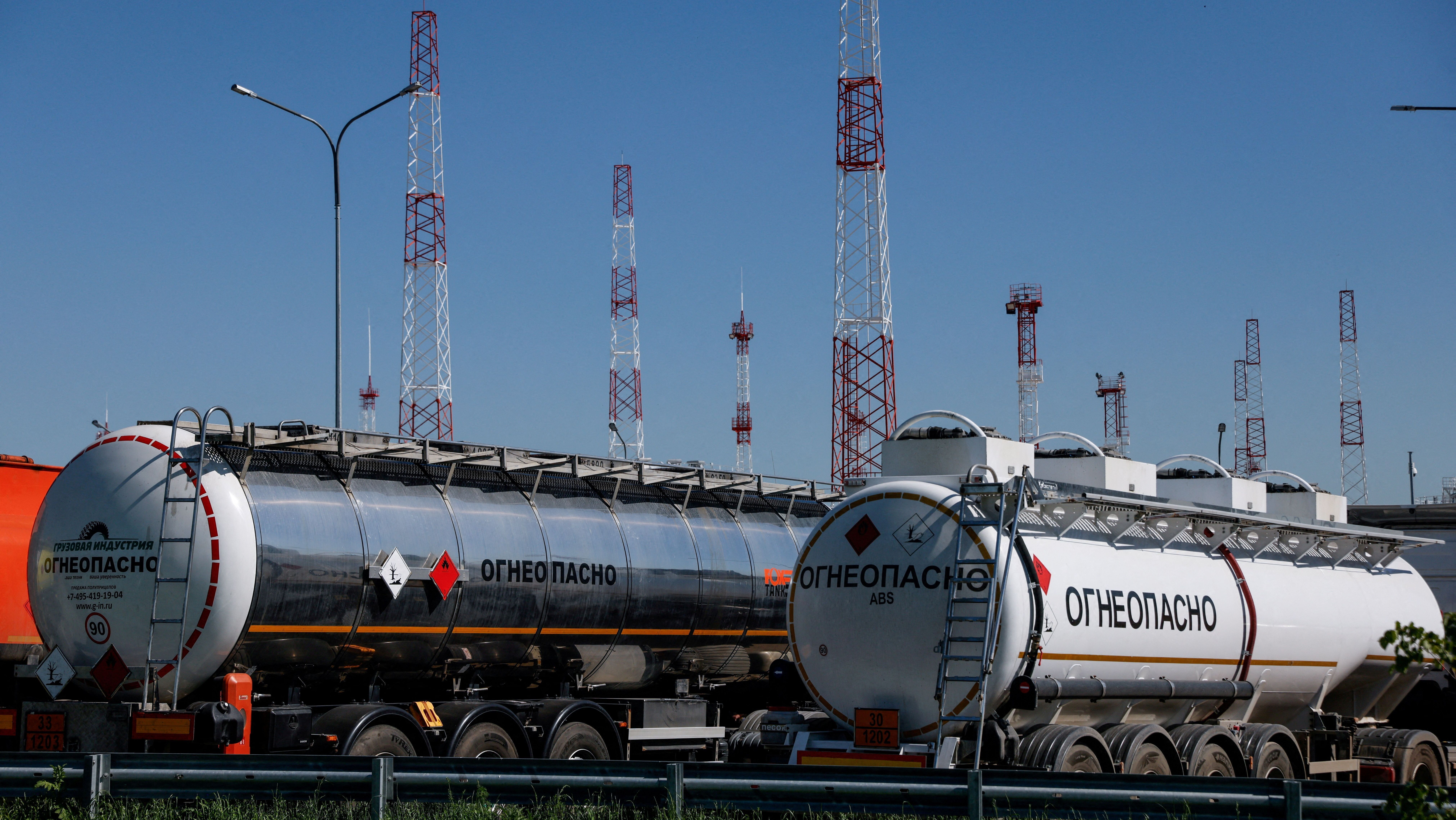 Caminhões-tanque estão estacionados nas instalações de produção da Volodarskaya LPDS, pertencentes à operadora de oleodutos Transneft, na região de Moscou