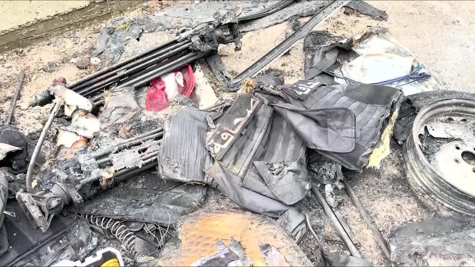 Em Jezzine, no sul do Líbano, neste sábado, são vistos os equipamentos destruídos dos jornalistas mortos em um ataque direcionado de Israel, em meio à escalada das hostilidades entre Israel e o Hezbollah • Ali Hankir/Reuters