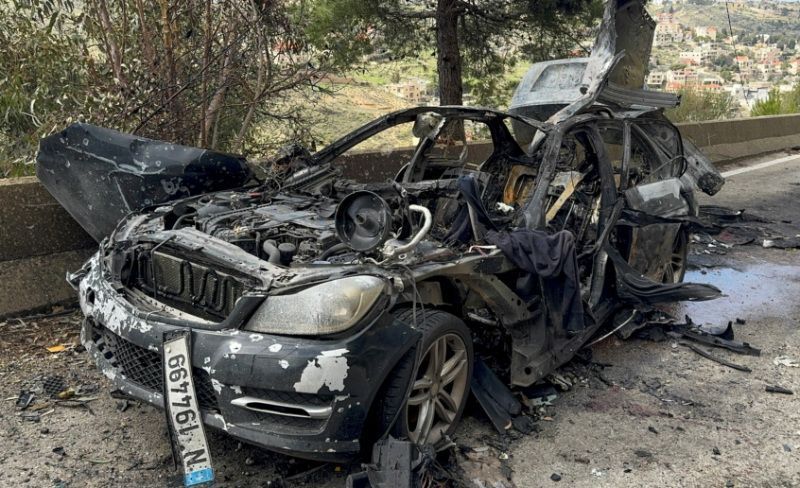 Carro destruído dos jornalistas libaneses Fatima Ftouni (repórter da Al Mayadeen), Mohammed Ftouni (cinegrafista) e Ali Shaib (repórter da Al Manar), mortos em um ataque israelense em Jezzine, no sul do Líbano