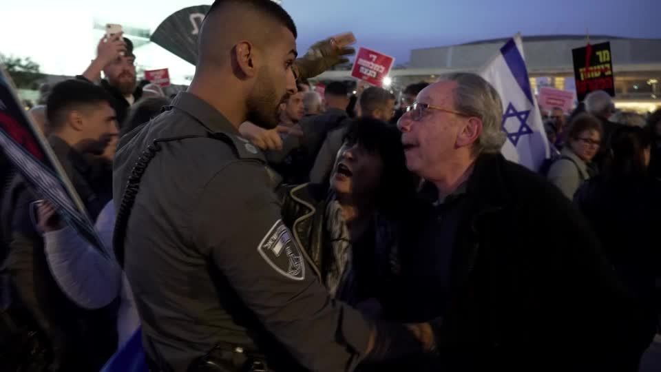 Israelenses contrários à guerra e policiais entram em confronto em Tel Aviv
