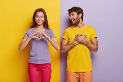 mulher-compartilha-gesto-de-coração-com-homem-que-se-surpreende