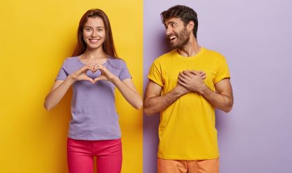 mulher-compartilha-gesto-de-coração-com-homem-que-se-surpreende