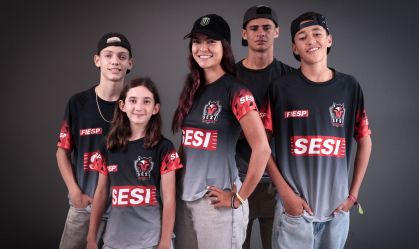 Atletas da equipe de Skate do Sesi-SP