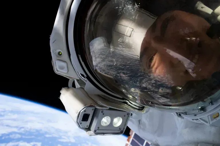 A astronauta da NASA Christina Koch em "selfie espacial" • Nasa