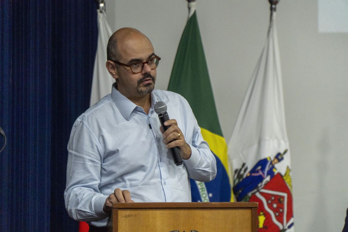 Simões diz que se sente decepcionado com Aro: “Fui professor desse rapaz”