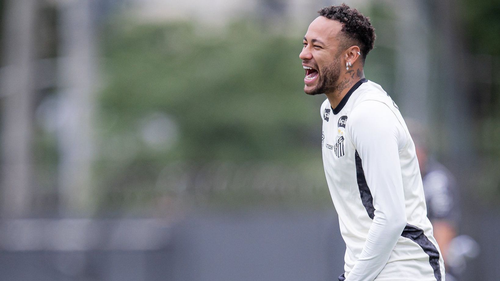 Neymar durante treino do Santos