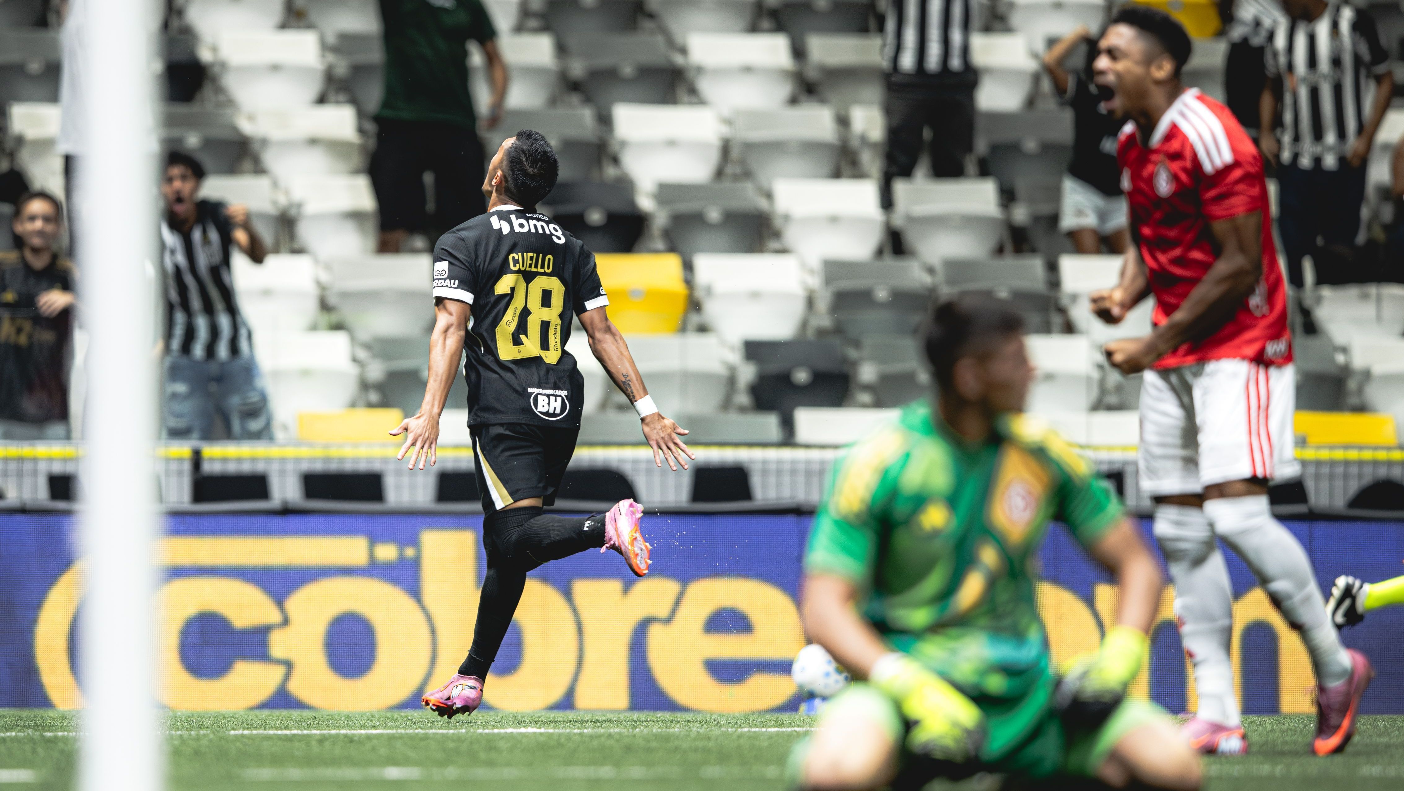 Cuello comemora gol do Atlético-MG sobre o Internacional pelo Brasileirão