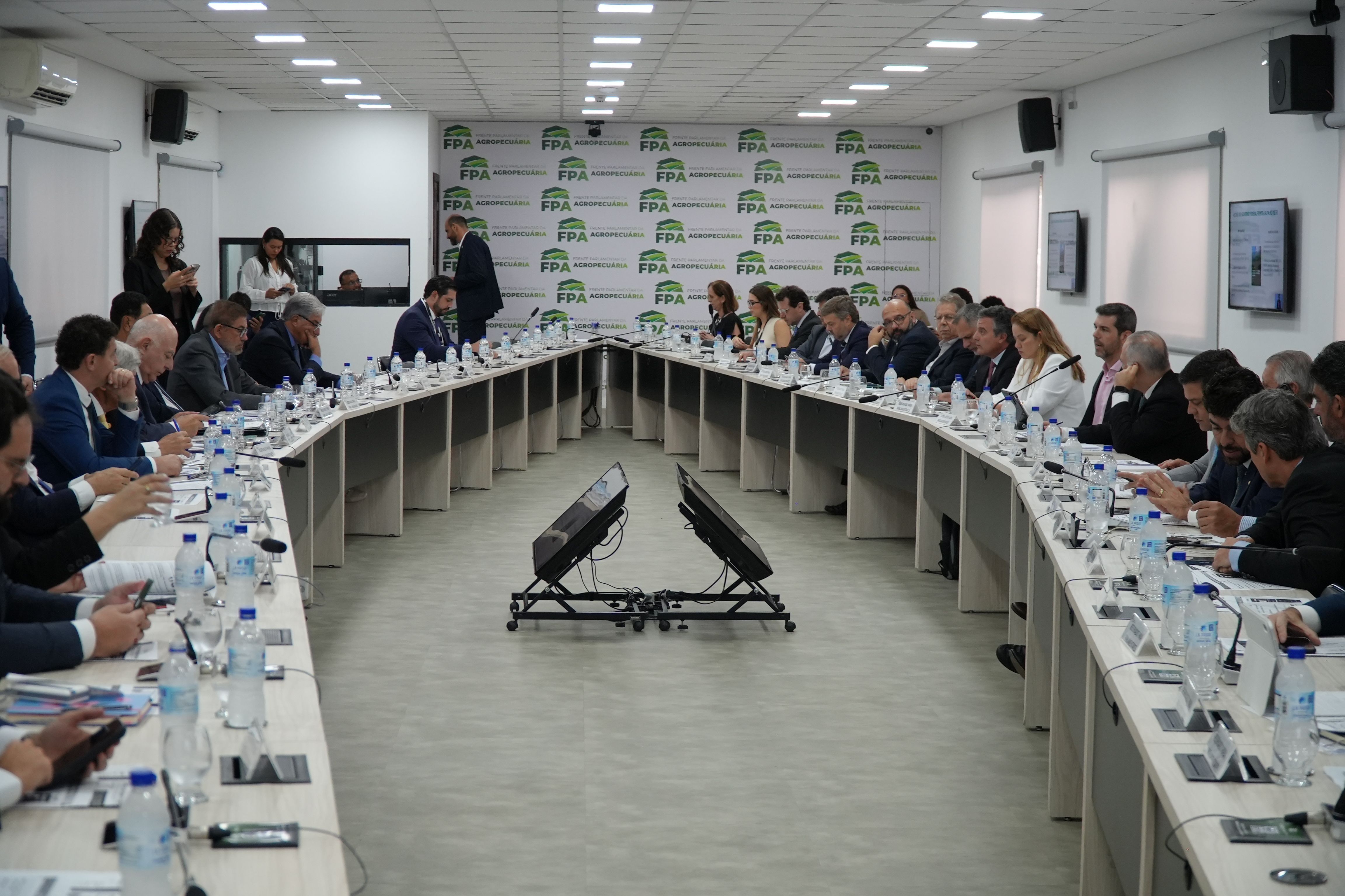Frente Parlamentar da Agropecuária discute medidas de proteção ao setor