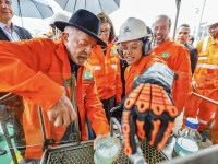 Lula defende estoque regulador na Petrobras e compra de refinaria na Bahia