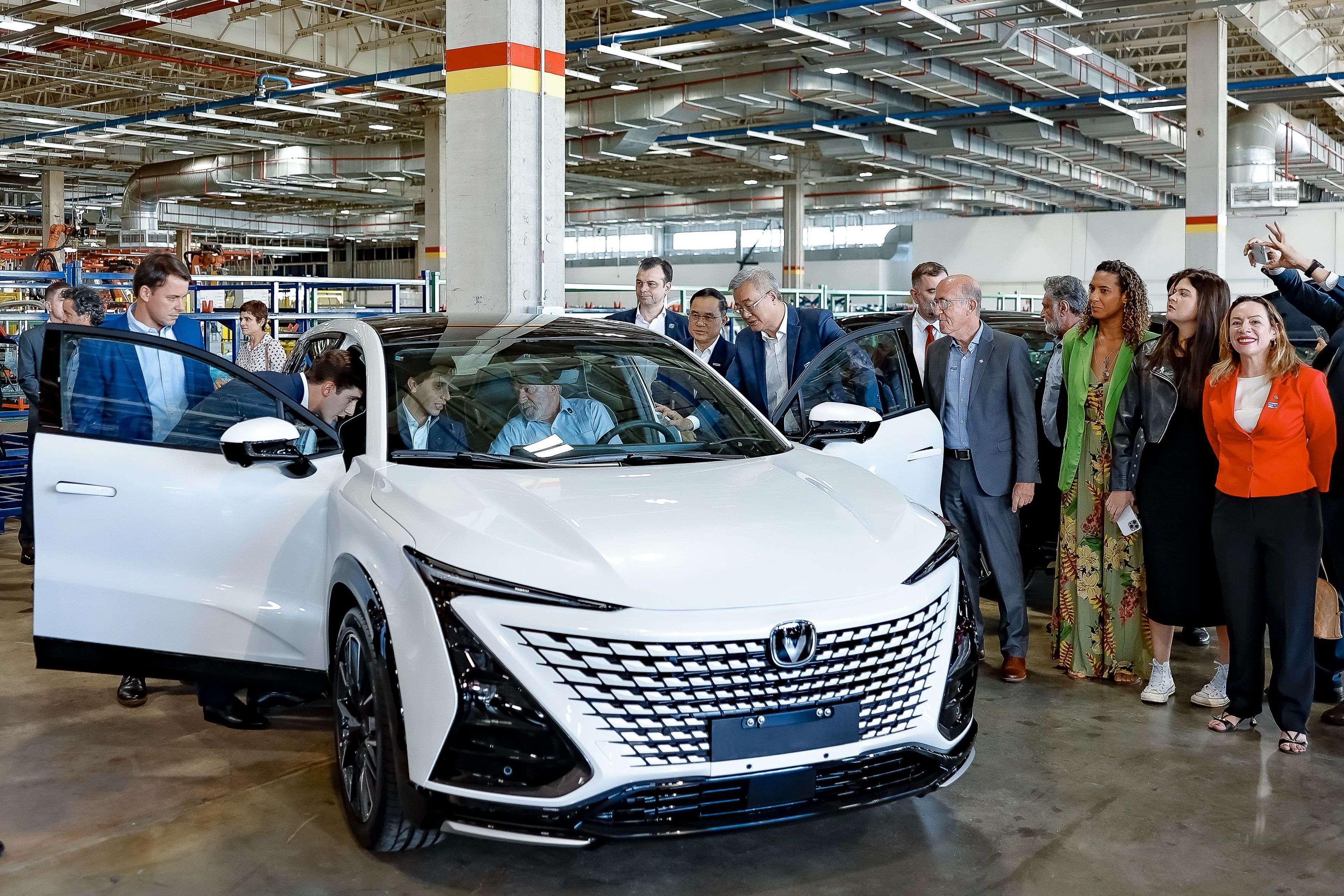 Presidente da República, Luiz Inácio Lula da Silva, durante visita à fábrica da CAOA, em Anápolis, com o novo Changan UNI-T