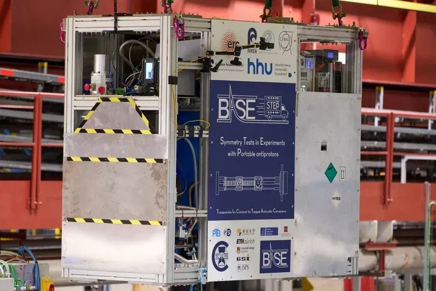 A armadilha de Penning portátil usada para transportar a antimatéria confinou 92 antiprótons no vácuo • CERN