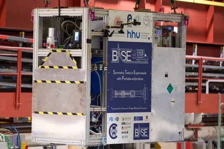 A armadilha de Penning portátil usada para transportar a antimatéria confinou 92 antiprótons no vácuo • CERN