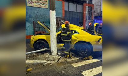 Vídeo: PM perde controle de Camaro e bate em poste na zona Leste de SP