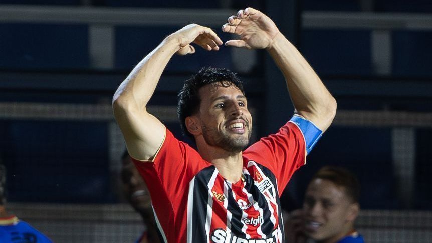 Calleri celebra gol pelo São Paulo contra o Red Bull Bragantino.