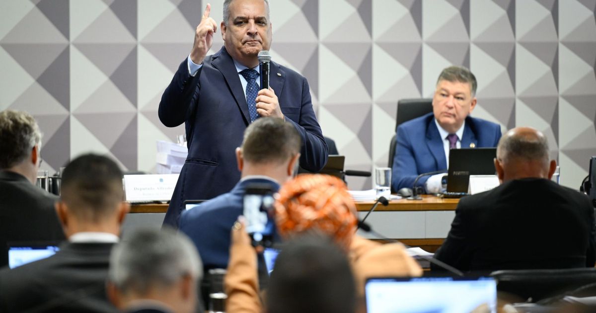 Após bate-boca, relator da CPMI diz que processará Lindbergh Farias
