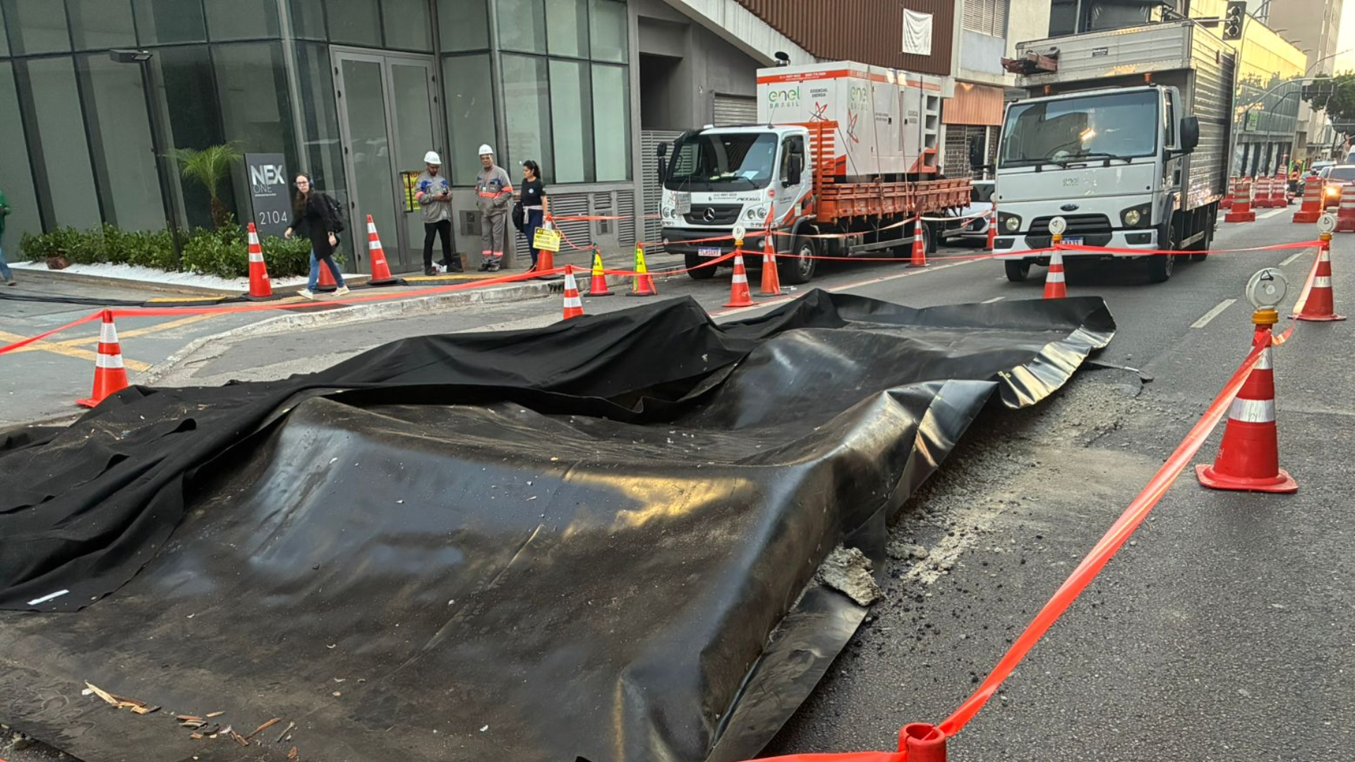 Explosão abriu uma cratera na Rua da Consolação, uma das principais vias da capital paulista, na noite deste domingo (1º)