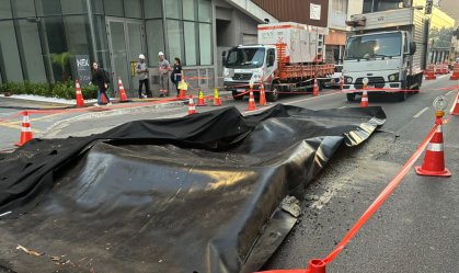 Explosão abriu uma cratera na Rua da Consolação, uma das principais vias da capital paulista, na noite deste domingo (1º)