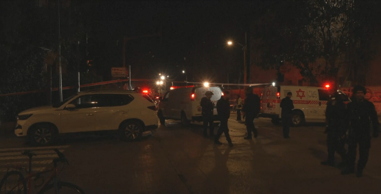 Equipes de emergência e ambulância são mobilizadas em Tel Aviv após nova onda de ataques, em 27 de março de 2026.