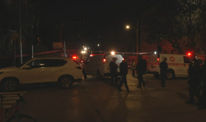 Equipes de emergência e ambulância são mobilizadas em Tel Aviv após nova onda de ataques, em 27 de março de 2026.