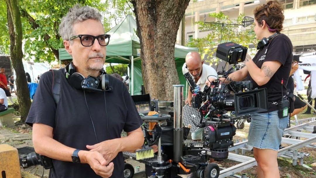 O diretor Kleber Mendonça Filho volta à Universidade Federal de Pernambuco, onde se formou em jornalismo, para gravar "O Agente Secreto", em 2024