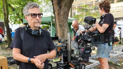 O diretor Kleber Mendonça Filho volta à Universidade Federal de Pernambuco, onde se formou em jornalismo, para gravar "O Agente Secreto", em 2024