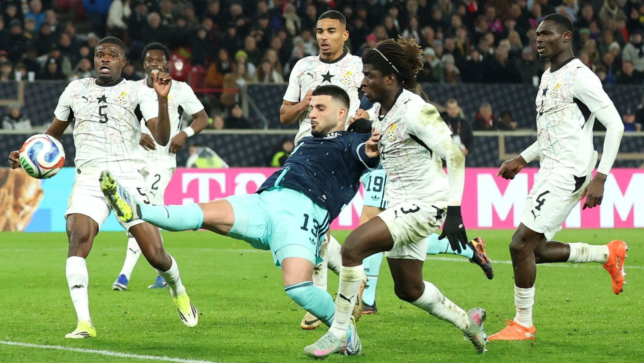 Alemanha vence Gana na reta final da partida