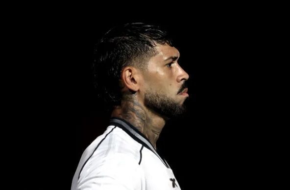 Alexander Barboza em ação na partida entre Botafogo e Athletico, na Ligga Arena, em Curitiba