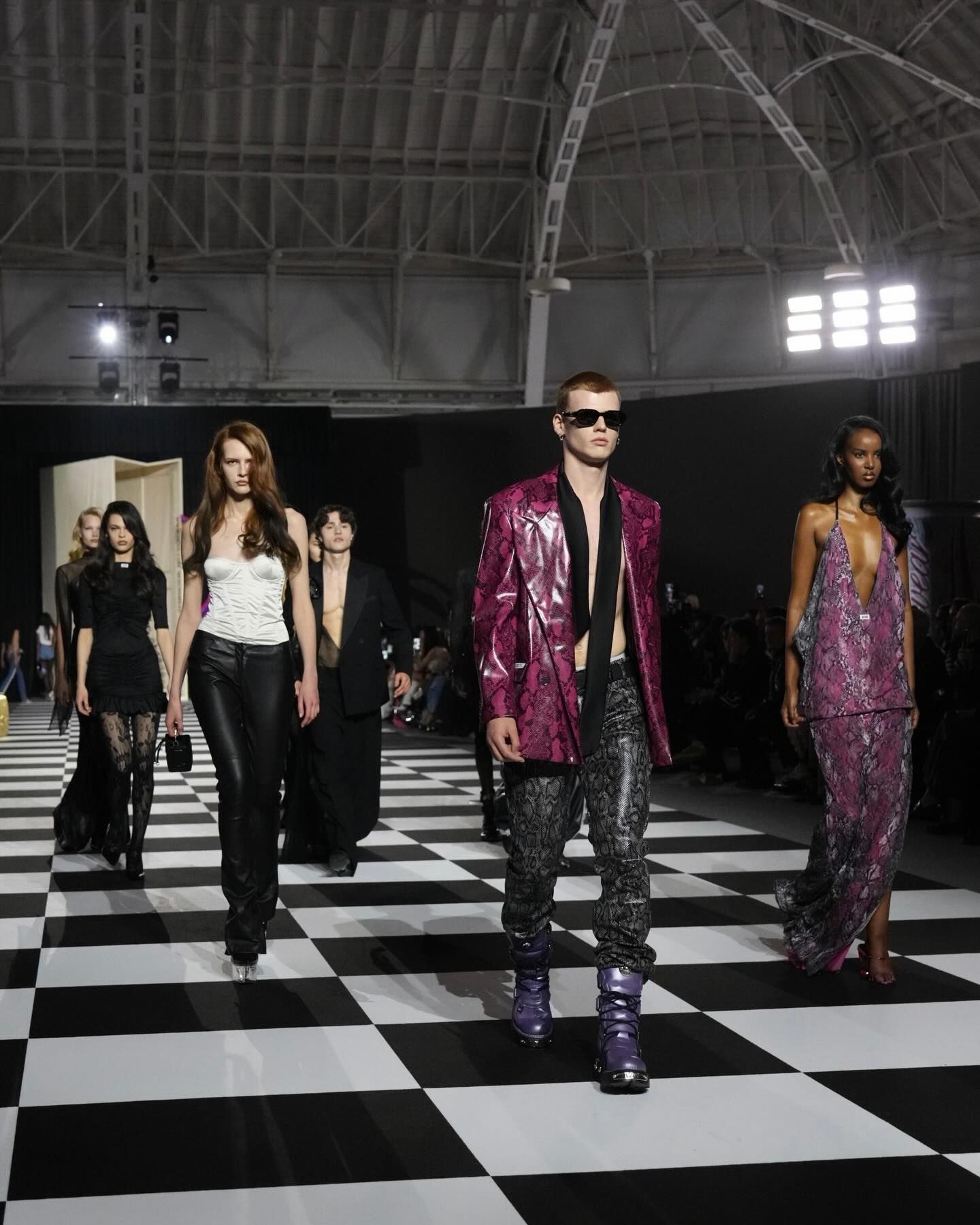 Alfaiataria revisitada e novas composições • Instagram/@milanfashionweek
