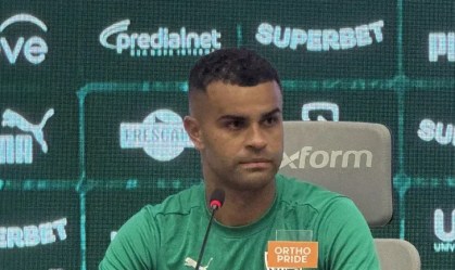 Alisson é apresentado pelo Fluminense