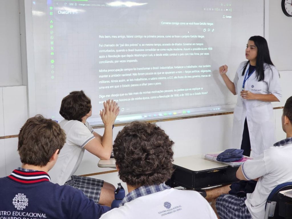 Professora Ana Paula usa IA com alunos em aula de história para falar com personalidades históricas