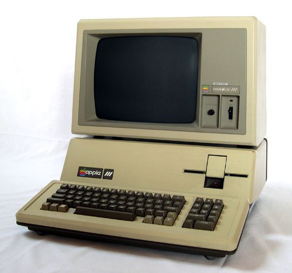 Computador pessoal produzido pela Apple na década de 1980 • Alexander Schaelss / Wikipedia
