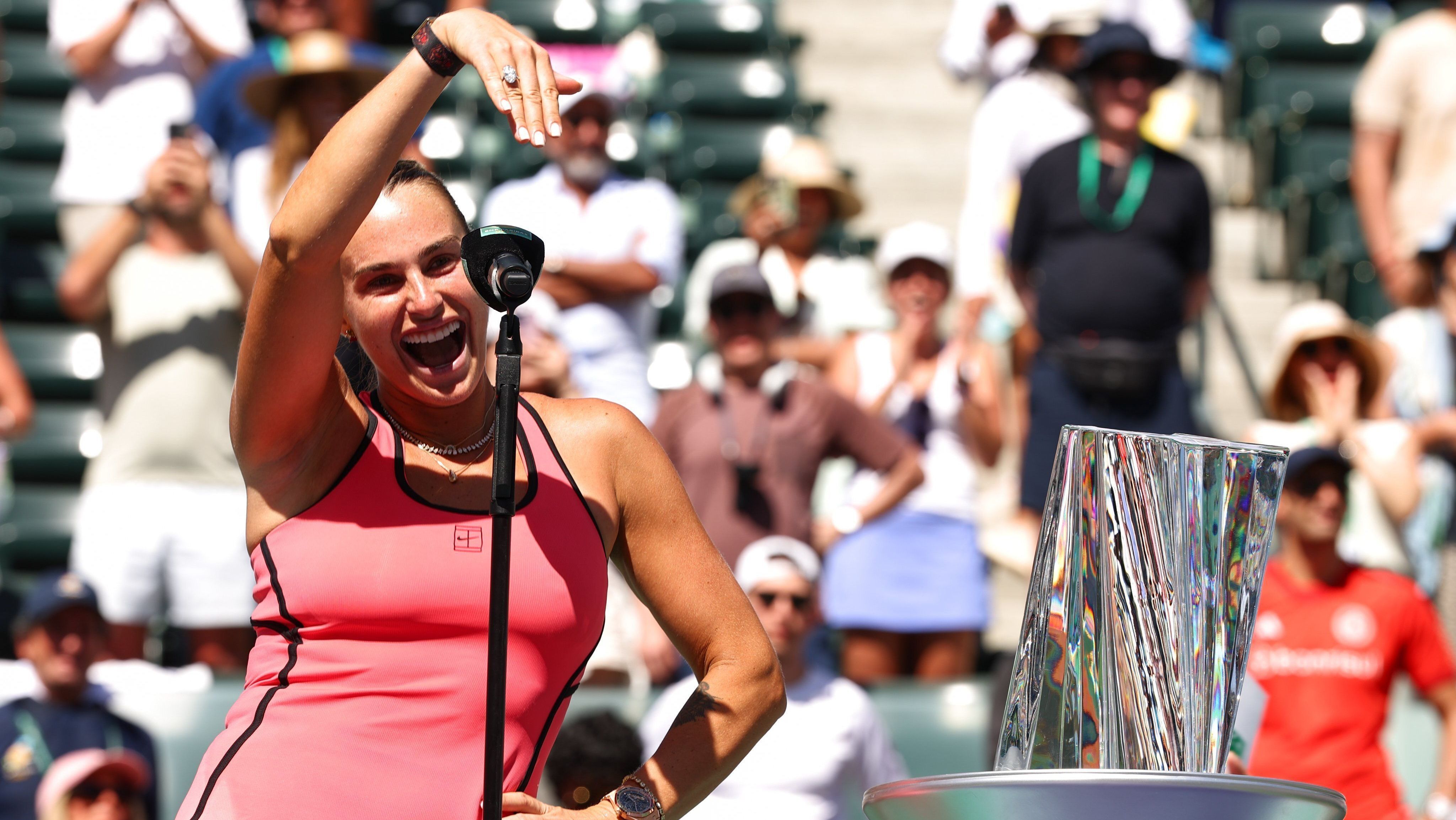 Aryna Sabalenka comemora vitória em Indian Wells e exibe aliança de noivado