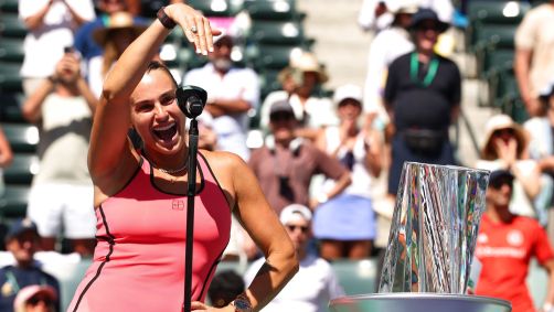 Aryna Sabalenka comemora vitória em Indian Wells e exibe aliança de noivado