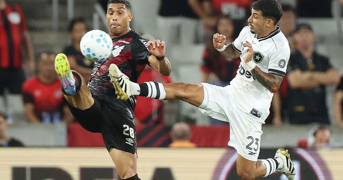 Athletico-PR goleia Botafogo e assume vice-liderança do Brasileirão