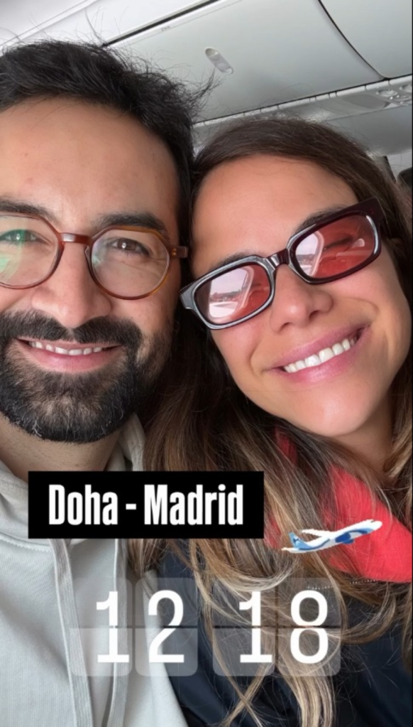 Atriz Miá Mello no avião com o marido, Lucas Melo