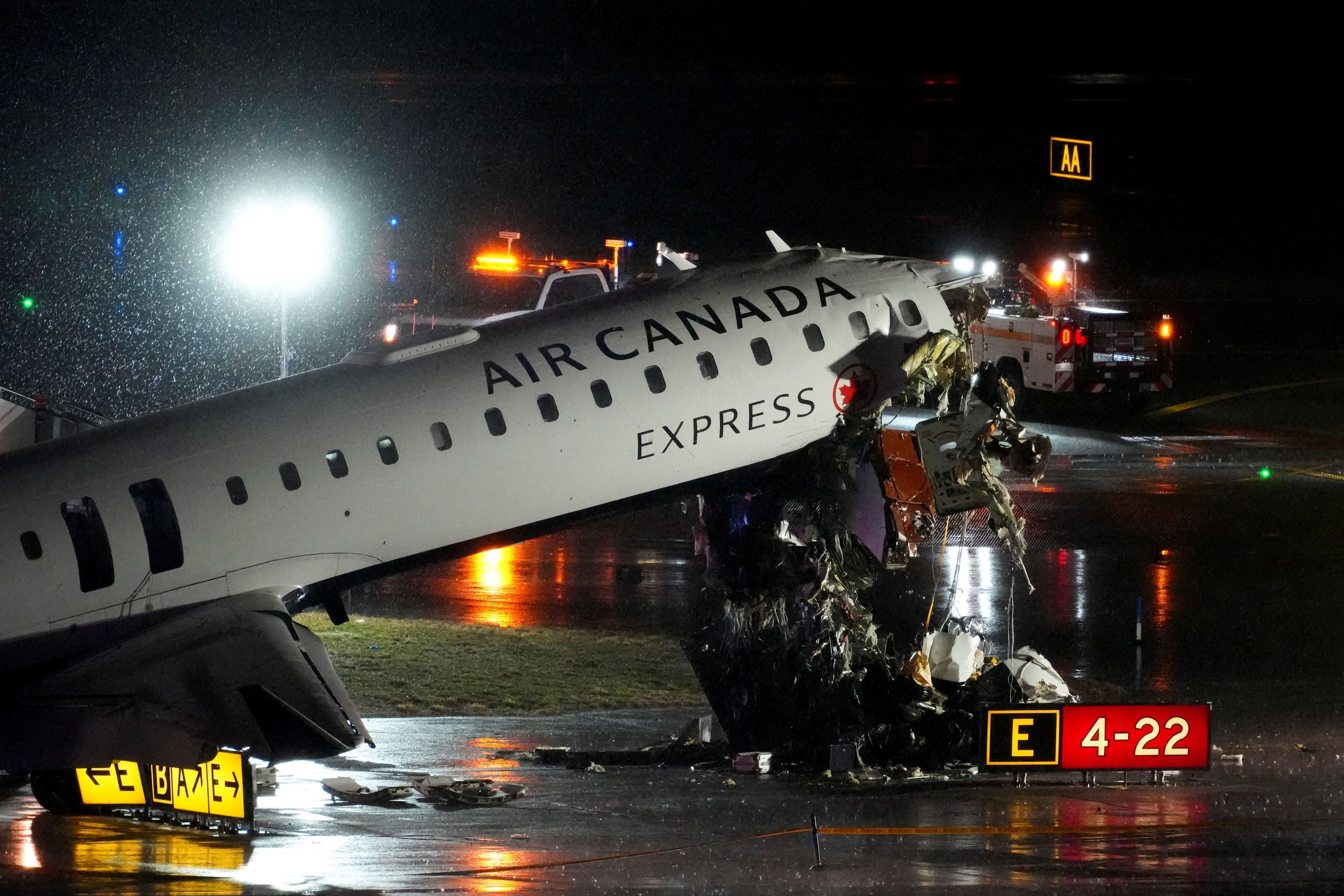 Avião colide com caminhão de bombeiros no Aeroporto LaGuardia, em Nova York