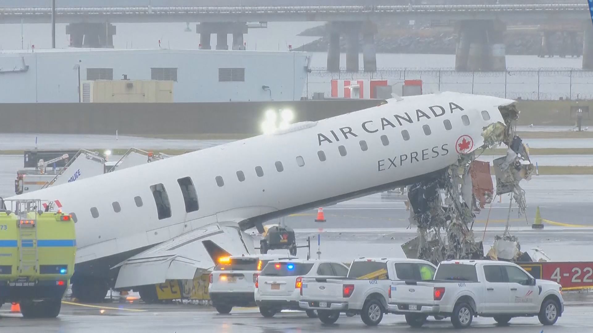 Avião da Air Canada após colidir com caminhão de bombeiros na pista do Aeroporto LaGuardia, em Nova York