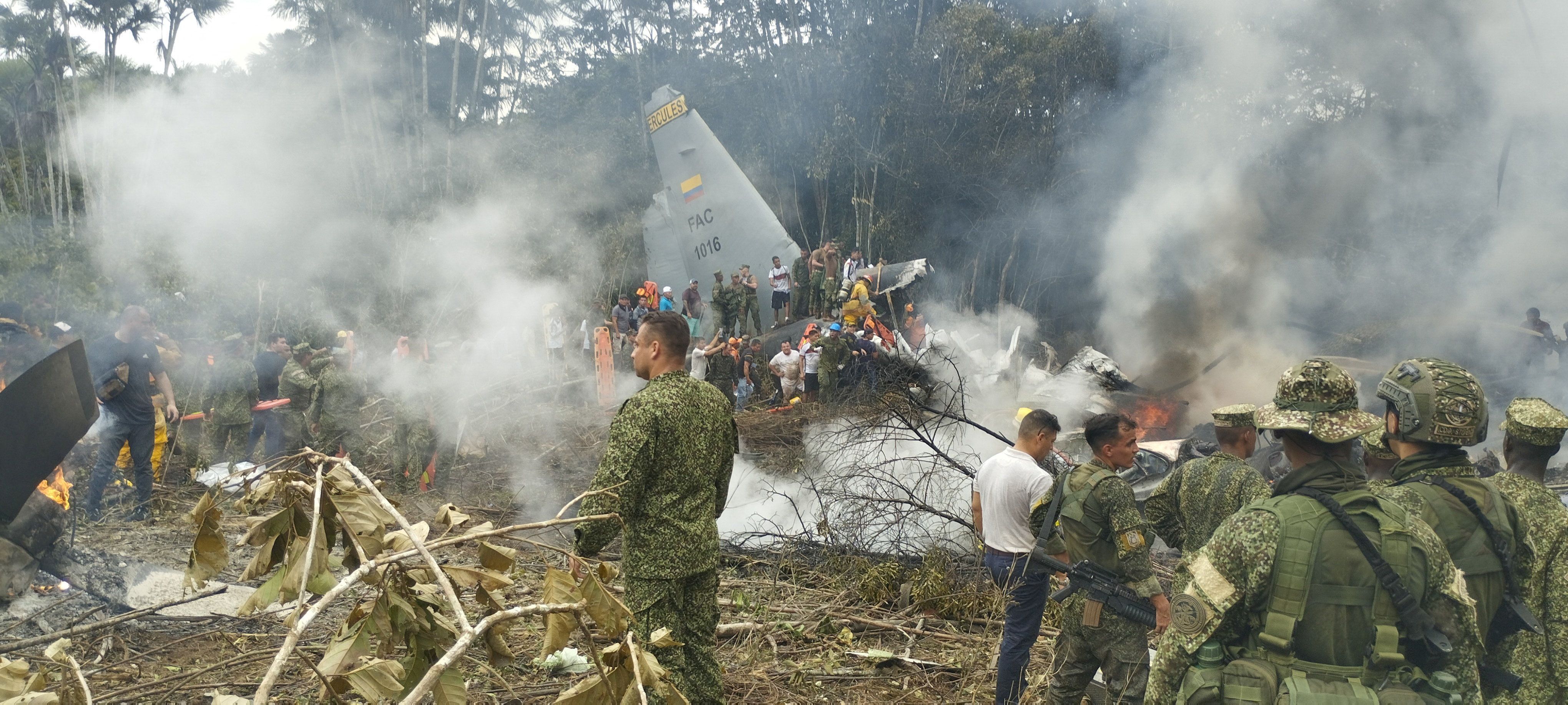 Avião militar da Colômbia cai após a decolagem