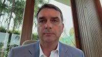 Flávio Bolsonaro procura conselheiro de "O Aprendiz" para melhorar oratória