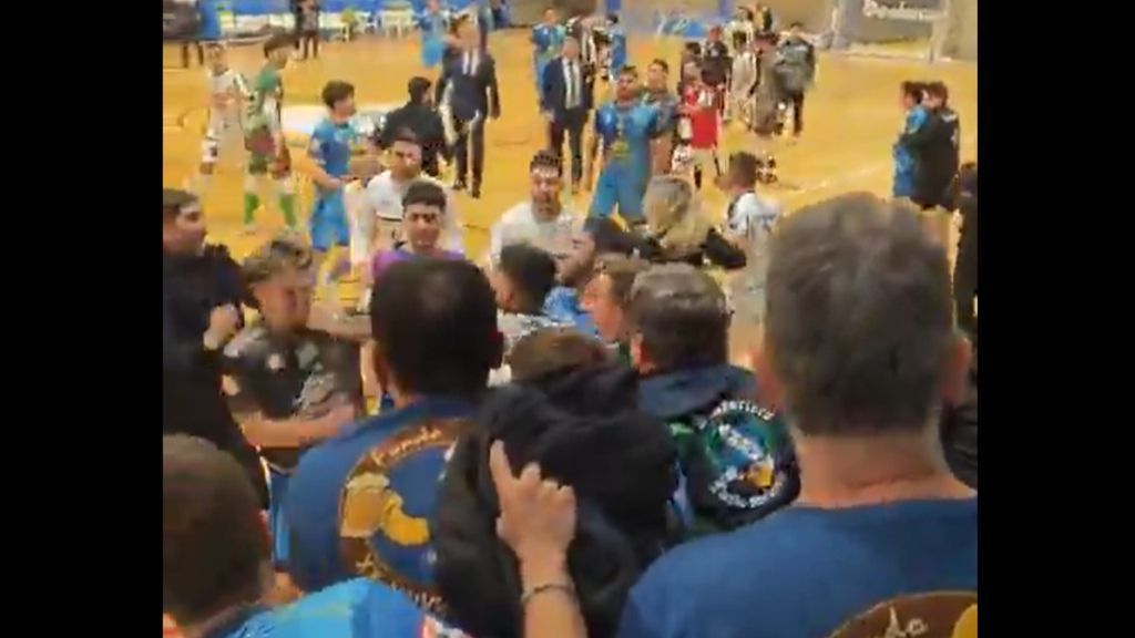 Briga generalizada marca partida de futsal