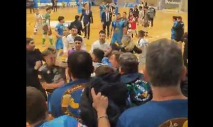 Briga generalizada marca partida de futsal